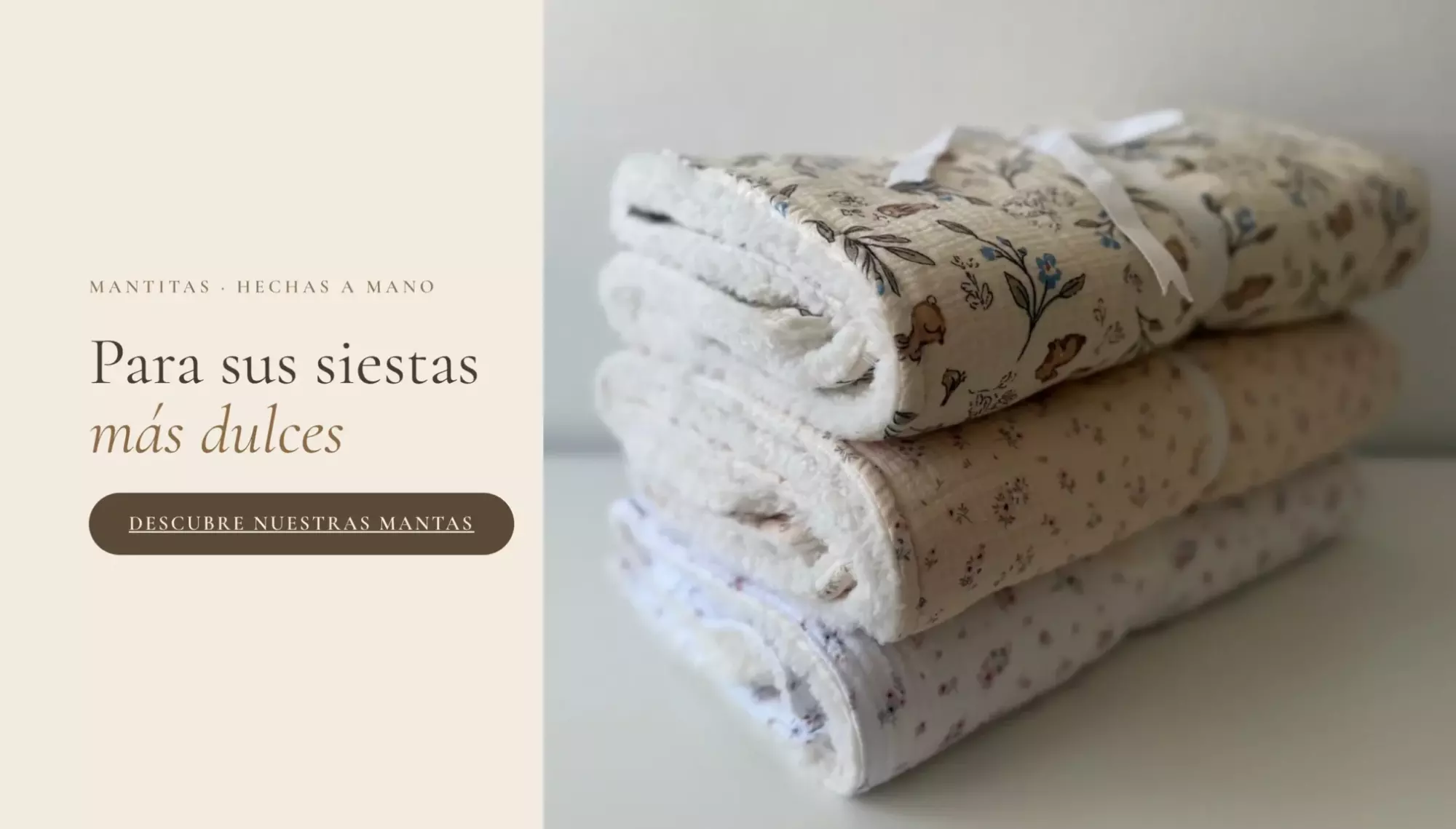 Mantitas Blumini hechas a mano, dobladas una sobre otra. Para sus siestas más dulces